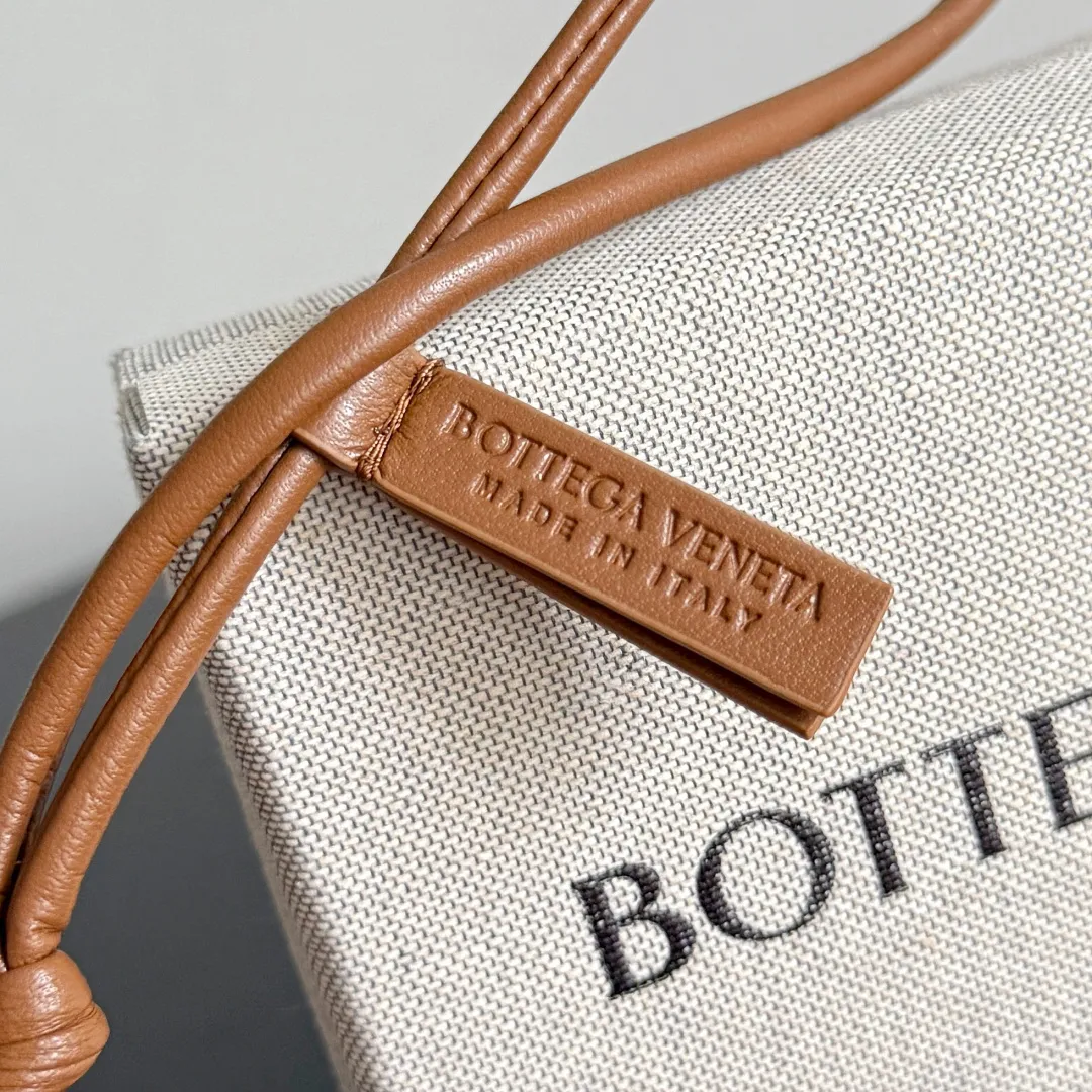 Batch 420 Let’s see what new cute little thing BV has released~ It’s this letter pendant, which is different from the puppy pendant. The weaving of this letter is more three-dimensional, and the material is very solid, and it is not easy to deform even if it is folded. Style number: C
